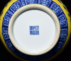 清乾隆黄釉青花缠枝花卉纹双耳尊，高33×25厘米