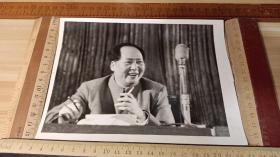 【旧时光影】毛主席在党代会上，1955年拍摄 。1976年9月10日， 毛主席逝世第二天，新华社快速发布的原版照片 ，长20cm，宽15cm 。收藏真品，售出概不退换。
