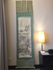 中村不折笔 山水图 绢本挂轴一件 付原箱。尺寸：全体54*217cm，画心41*128cm。品相9-95成，经年痕迹有。中村不折(1868—1943)，日本美术家兼文物收藏家。