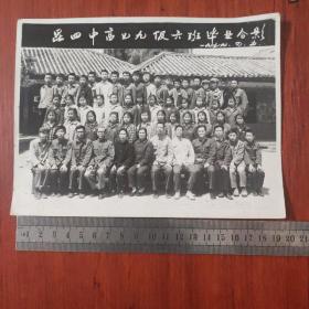 昆四中高七九级六班毕业合影1979.4.5