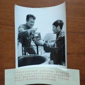1977年，天津石油站新河储油所，进行油品检验