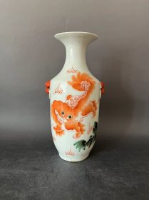 清代矾红狮子插花瓶