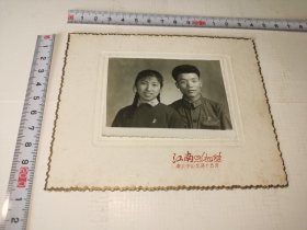 军人老照片---带衬板！《戴毛主席像章的军人夫妻合影》！江南照相馆