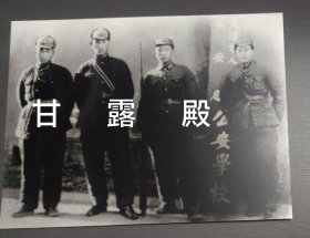 4人在天津市人民政府公安局公安学校合影照片（此照片为老版新翻印。请谨慎下单，售后不退，请勿议价，非诚勿扰。照片上为天津市公安学校，创办于1949年1月）