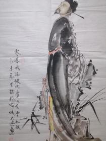 王铭，河南画家，现为中国书画艺术家创作中心理事，河南省人大书画研究院理事，开封市工艺美术厂书画院副院长，尺寸100x50