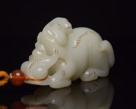 和田玉马上封侯 规格: 8.7×4.6×2.6厘米，重 136克。 玉质温润细腻，沁色自然，刀功老道，皮壳包浆一流，雕刻生动，线条流畅，品相完美！