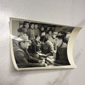 1974年新华社照片：辽宁大学中文系师生来到北票县西官营大队，接受贫下中农的再教育（编号 YG 3层ZP 16)
