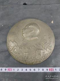 超厚重铸铜毛主席像章，重7两多。