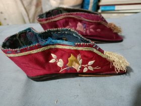 清代民俗美女三寸金莲刺绣小脚鞋。