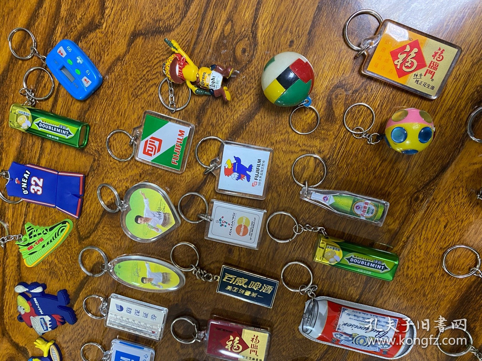 各种老款 绝版 钥匙链 钥匙扣 这些东西 都是 自己一个 一个 花费时间 去各种地方找到的 各种凑出来的 10-18元 买五个包邮 相当于买四赠一。