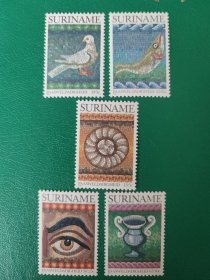 苏里南邮票 1983年复活节-镶嵌画-鸽子 面包 鱼 眼睛 酒杯 5全新