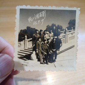老照片-六十年代十一名青年在辽宁鞍山公园桥上留影 泛银（1965年）