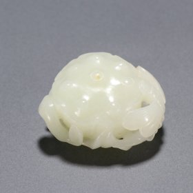 清代 和田玉籽料莲蓬雕件尺寸：宽2.9*4.85cm 重85g