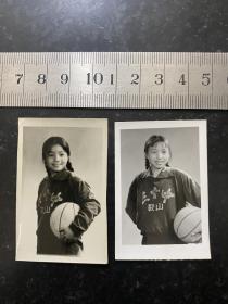 六七十年代鞍山市三十中女篮球队员老照片2张