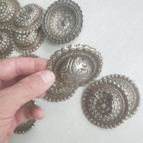 老银扣，藏民或牧民佩饰银或白铜大钮扣一堆，，，工艺复杂，，