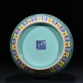 清乾隆松石绿地轧道粉彩花卉纹瓶 37*15厘米