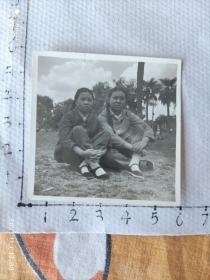 一位昆明工学院学生的照片：俩大辫子女同学照片