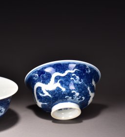 清雍正蓝地留白龙纹杯！ 4*8厘米