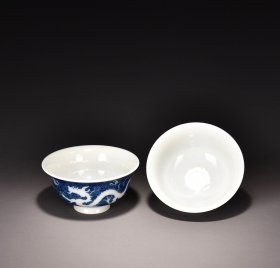 清雍正蓝地留白龙纹杯！ 4*8厘米
