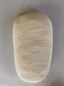 乳白色老土布手工制作熨衣垫 多用品 重量一斤八两
长34厘米 最宽处18厘米 最窄处12厘米 高7厘米
货品售出概不退