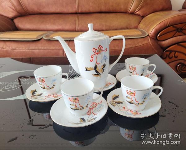 唐山第五瓷厂白兰牌手绘雕金加彩茶具一套。七十年代出口瓷，画工典雅，瓷质洁白如玉（精选福建德化瓷土），薄胎透明，手绘雕金加彩，做工极其精美。唐山第五瓷厂白兰牌手绘雕金加彩薄胎高档10件套茶具一组。一套有：茶壶一把，茶杯四个，碟五个。带七十年代原包装，全新未使用。 白兰牌瓷器是当时唐山瓷厂四朵金花之一。享誉国内外。手绘雕金加彩是六十年代唐山瓷厂首创，名家作品曾被国外皇室和人民大会堂收藏。顺丰快递包邮。