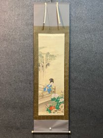 【荒居翠湖】 （1888-1949）小室翠云弟子
名称:字画【古笔美人图】老作品，
作者:翠湖
材质:绢本绫裱立轴，原木盒
规格:42*125（画心尺寸cm)
        57*209（整体尺寸cm）
品相:如图 老旧，黄斑，
轴头：轴头完整
【荒居翠湖】
（1888-1949）千叶县舟桥。别号为对鸥书航、翠湖钓人等。关于佐竹永湖，永湖去世后师从小室翠云，能画山水、花鸟画。五次入选文展、帝展。