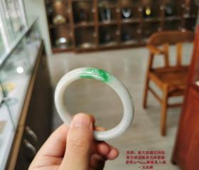 新品入店：纯天然糯化种起光白润底飘辣阳绿翡翠56mm圆条美人镯，种头细腻滋润，白润底子干净匀细，飘一段辣阳绿翠色浓艳阳美，56*9mm圆条上身饱满妆感美，周身无裂纹完美度佳，仅一条·配cma国检证书，不刀价雅藏。