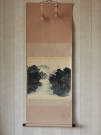 日本水墨山水画挂轴，映泉款，纸本绫裱，画芯33×39，红木轴头，原木盒带作者落款。