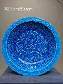 美品·款识“大明弘治年制”精工细作满工蓝釉高浮雕刻瓷麟凤呈祥纹折沿赏盘。