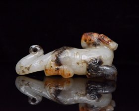 精品收藏，和田玉兽 规格: 7.9×3.3×2.9厘米 重 78克 玉质温润细腻，沁色自然，刀功老道，皮壳包浆一流，雕刻生动，线条流畅，品相完美！