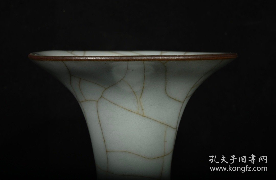 回流瓷宋官窑花觚，高16.3×11厘米