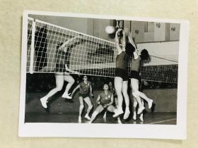 新华社原稿老照片，1973年，中国男女排球队访问朝鲜，中朝女子排球队在平阳市体育馆举行第二场友谊比赛