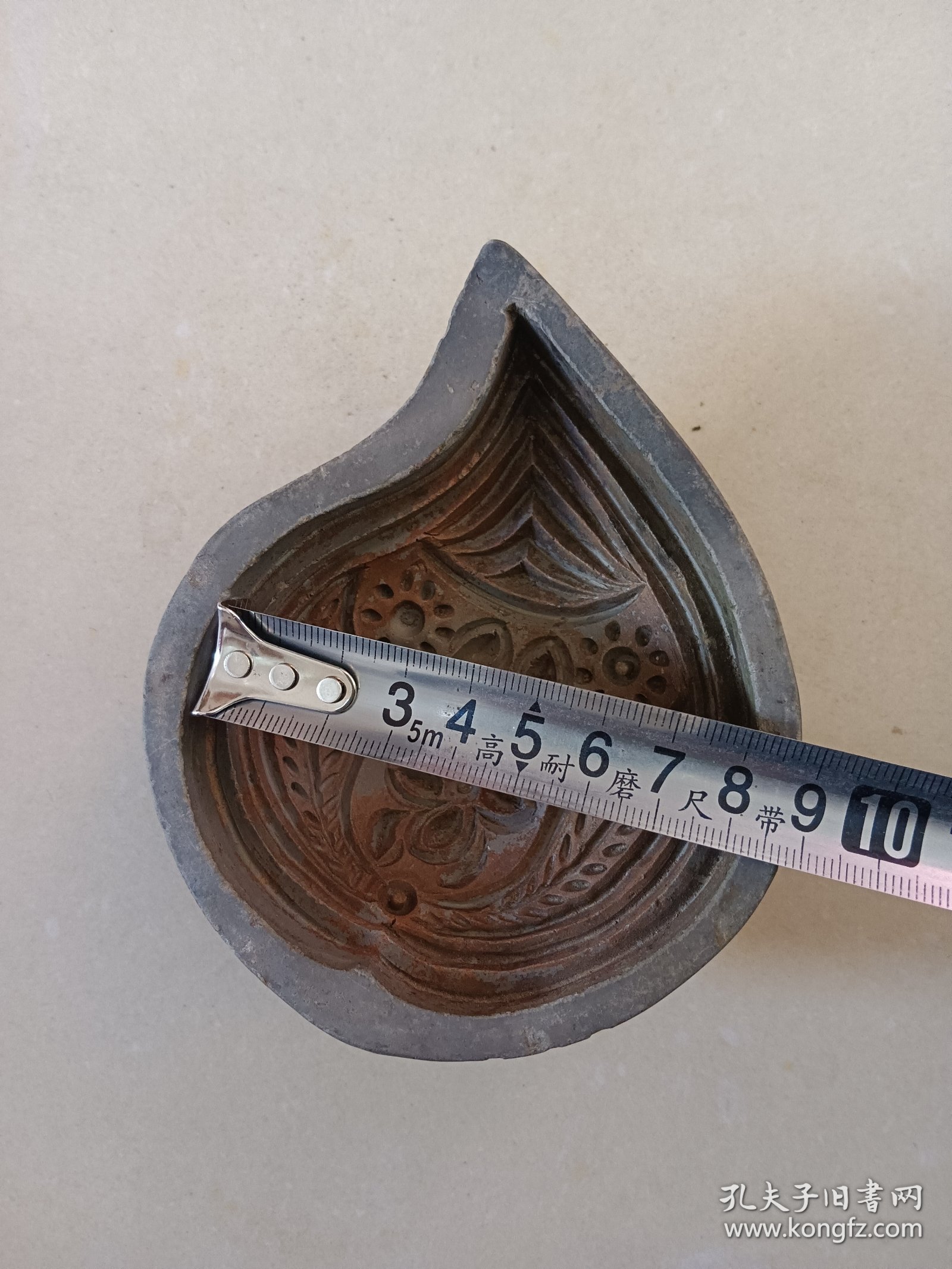 老陶制桃型面模子 边沿小磕皮 中心花蕊有两处小凸出尖缺损见图九红圈为缺失蓝圈为完整