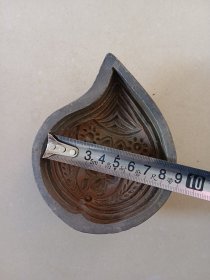 老陶制桃型面模子 边沿小磕皮 中心花蕊有两处小凸出尖缺损见图九红圈为缺失蓝圈为完整