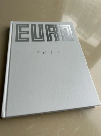 【OSB进口画册】2000欧洲杯纪念画册 Euro2000 荷兰比利时欧洲杯官方资料册 

实物拍摄！不缺页不脱页！
200多页全彩写真！非常厚实！6国语言！
内容涵盖了2000欧洲杯的 预选赛 和 正赛的精彩图片和官方数据。全程记录最精彩的一届欧洲杯！(随着法国，西班牙足球的崛起，东道主荷兰正值第二季巅峰时刻，葡萄牙迎来黄金一代，最好的一批罗马尼亚，南斯拉夫谢幕，欧洲列强云集！