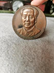 毛泽东高浮雕大铜章，诞辰100周年纪念章，标准像，轻微氧化，无磕碰，工艺精美，直径65，厚度6亳米，重128克，全品完整。