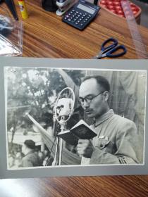 陈沂将军解放上海时讲话大幅黑白照片（31.7x22.7厘米）