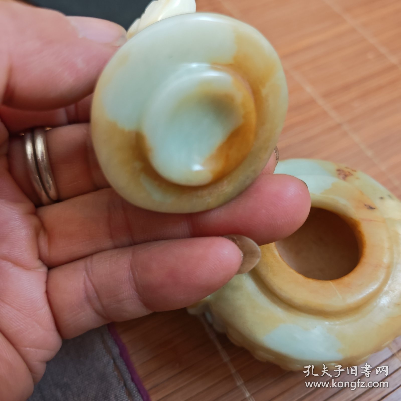 和田玉三足玉炉一只重286克放漏出玉质非常油润细腻刀划不动