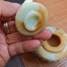 和田玉三足玉炉一只重286克放漏出玉质非常油润细腻刀划不动