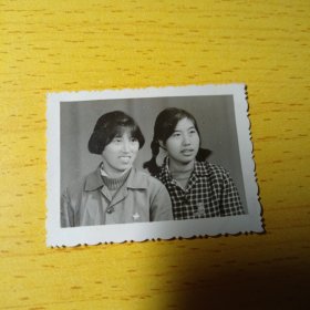老照片–1967年国庆两个漂亮女孩在长沙合影