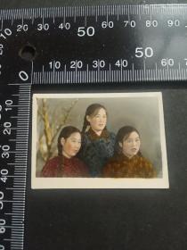 约五十年代三位辫子姑娘合影照片一张，Z201