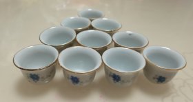 民国釉下彩小酒杯，人工手写，金矿彩描边，全品，口沿直径4.5cm，高3.4cm，包老包真，售出非假不退，10元为单个价，10个一组包邮。 ​