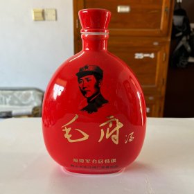 毛府扁椭红釉酒瓶（瓶身有裂纹）