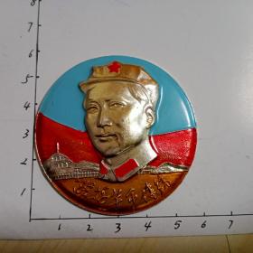 彩色八角帽高浮雕毛主席像章稀缺宝塔山