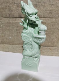 老酒瓶青釉龙瓶