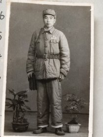 解放初中国人民解放军着50式军装佩戴一枚勋章腰束老式牛皮带跨牛皮包照片