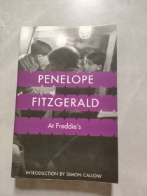 At Freddie's 在弗雷迪家.