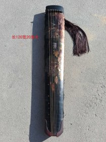 七弦琴… 竹节式大漆黑色古琴，背刻清籁，正面大漆描金山水图，材质，琴身梧桐木，底板梓木，琴音，明亮通透，灵动飘逸，余韵悠长。