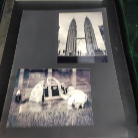 摄影作品25：同一来源系列之建筑人物照片2张，作者不同，黑白