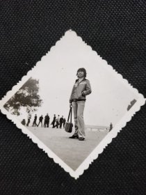 1970年代《老照片》长沙市烈士公园提包穿喇叭裤女子